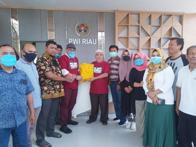 Covid-19, PWI Riau Peduli dan SPS Bantu 100 Reporter